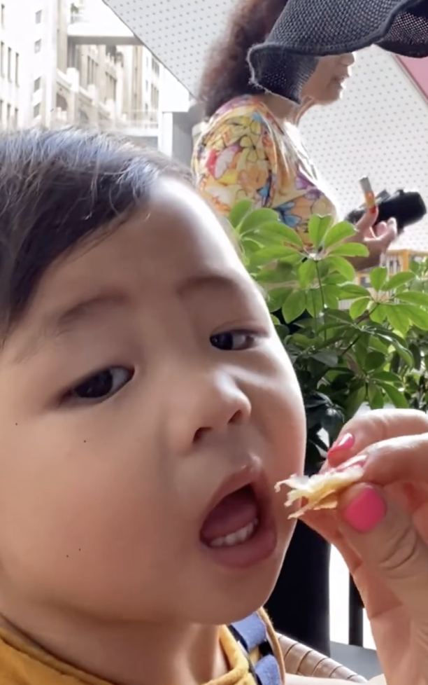 蔡少芬闢謠治病後心情好，騎單車攜子溜達過六一，魚蛋練功萌態足