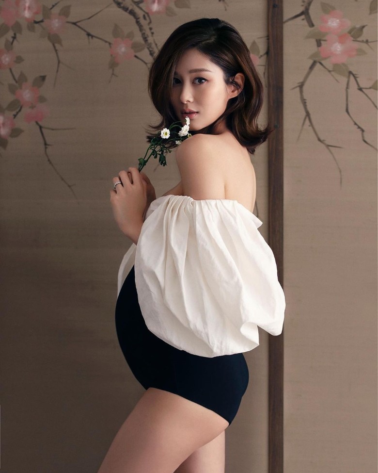 TVB花旦岑麗香宣布二胎喜訊，曬全家福和孕照，纖細身材惹人羨