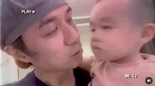 古巨基晒与儿子亲吻合集，庆祝49岁生日，化身超级奶爸太粘人