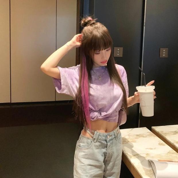 李小璐在卫生间喝奶茶晒美照 网友：什么怪癖？