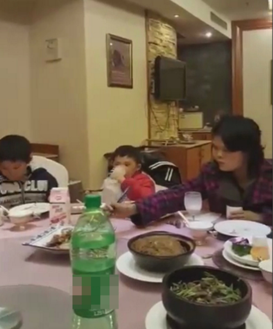 13岁小马云回农村！8岁养家换别墅，辍学和美女直播他爸不关心