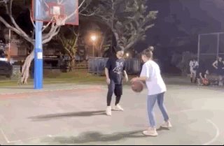 周杰倫攜嬌妻看球賽，昆凌笑容嬌羞摀嘴秀鑽戒，夫妻恩愛可見一斑