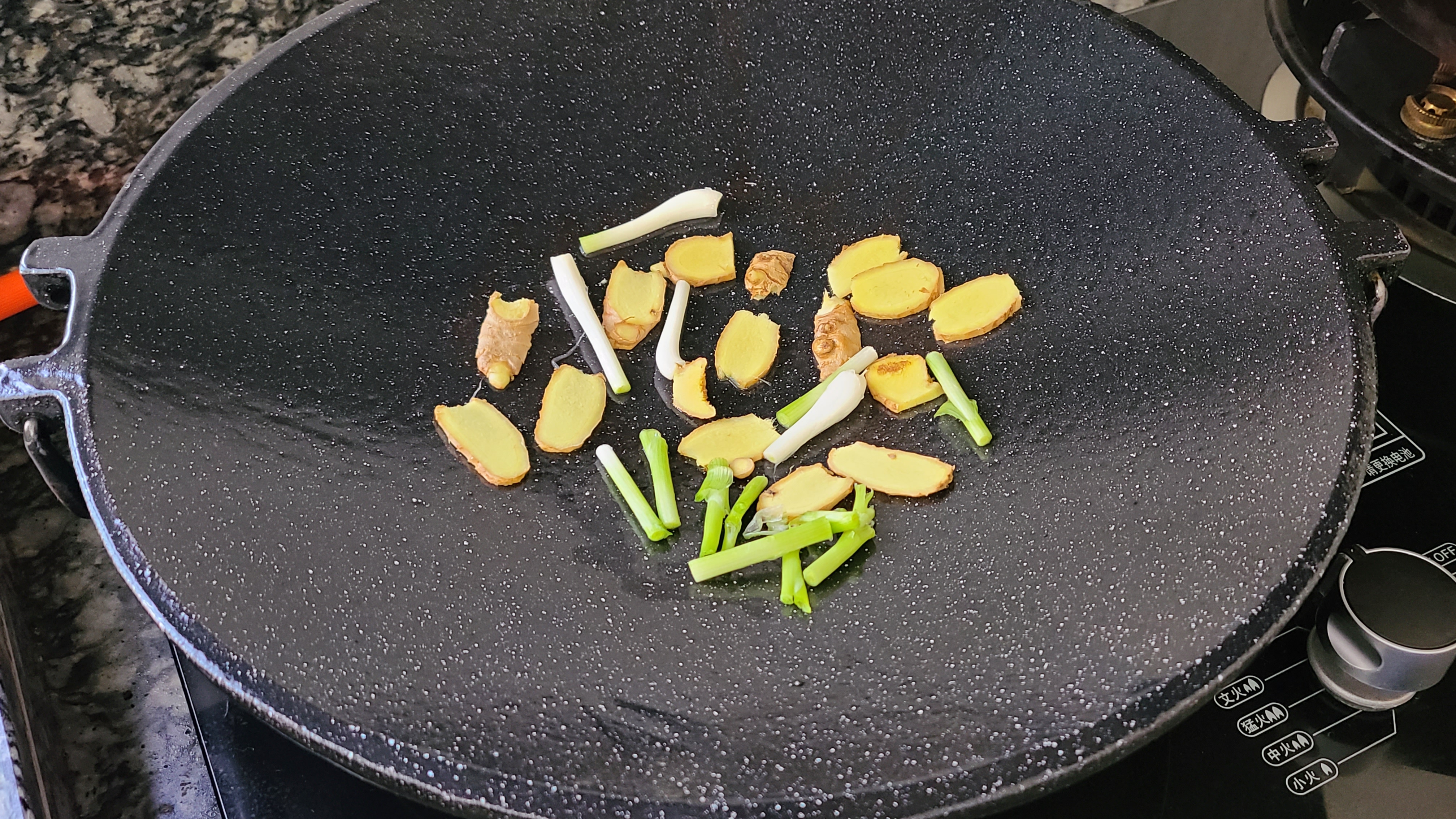 廣東焗螃蟹的做法，簡單好吃香味濃，滿滿的蟹黃看著就饞