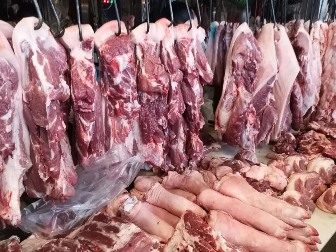 猪肉蹭蹭直降 成都农产品中心批发市场香肠腊肉销得旺