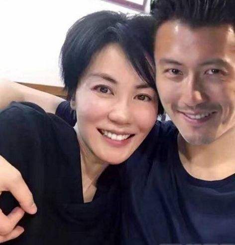 王菲和绯闻小鲜肉亲密合照流出，谢霆锋发图疑回应两人感情状况