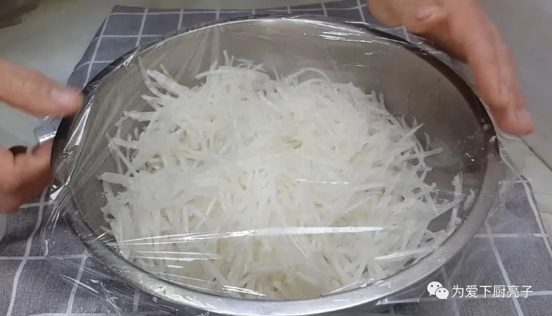 蘿蔔不要包餃子了，筷子一攪，做出創意素丸子，好吃到拿肉都不換