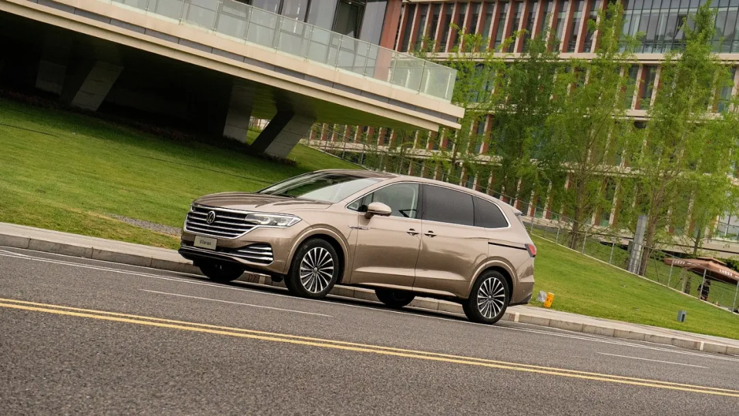 上汽大众进军“航空界”，造了一台「头等舱」