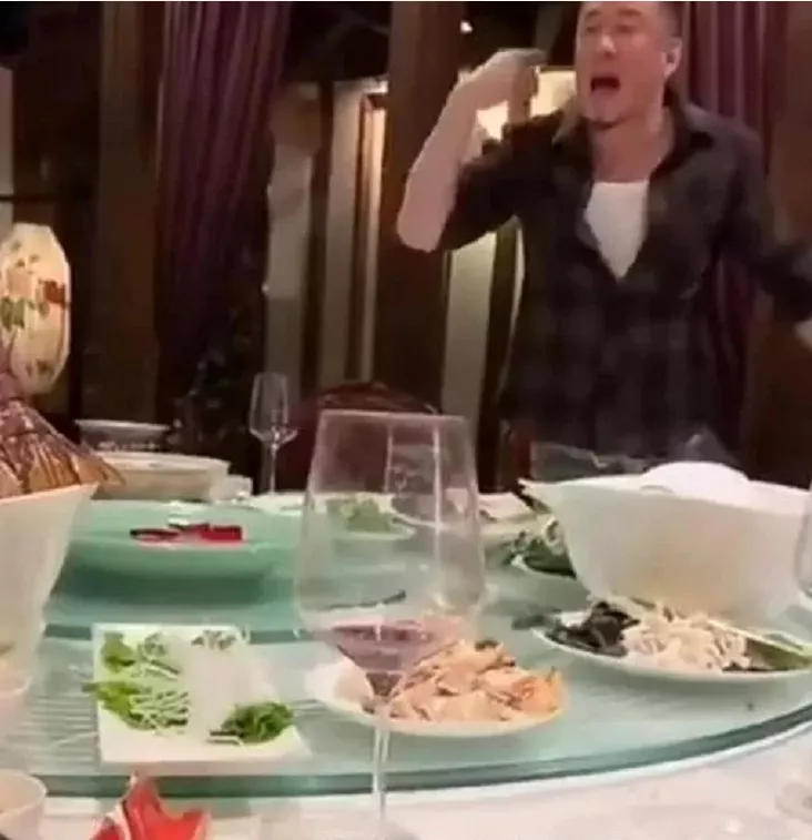 濮存昕现身私人饭局,闲聊遭偷拍,网友恐其失