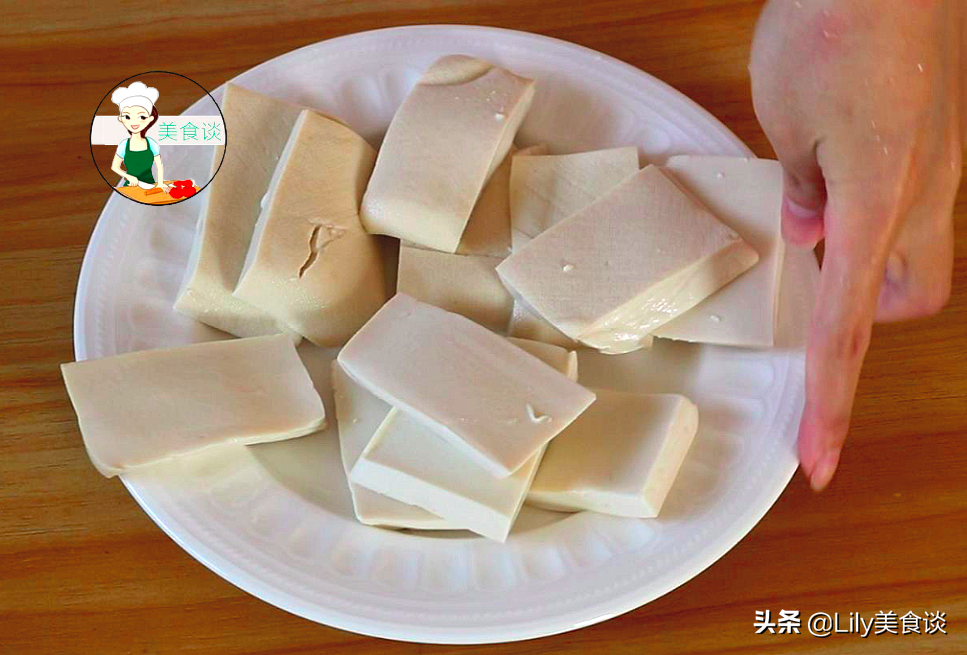 白菜燉豆腐時，先燉豆腐還是先炒白菜？ 都不對，大廚教你正確做法