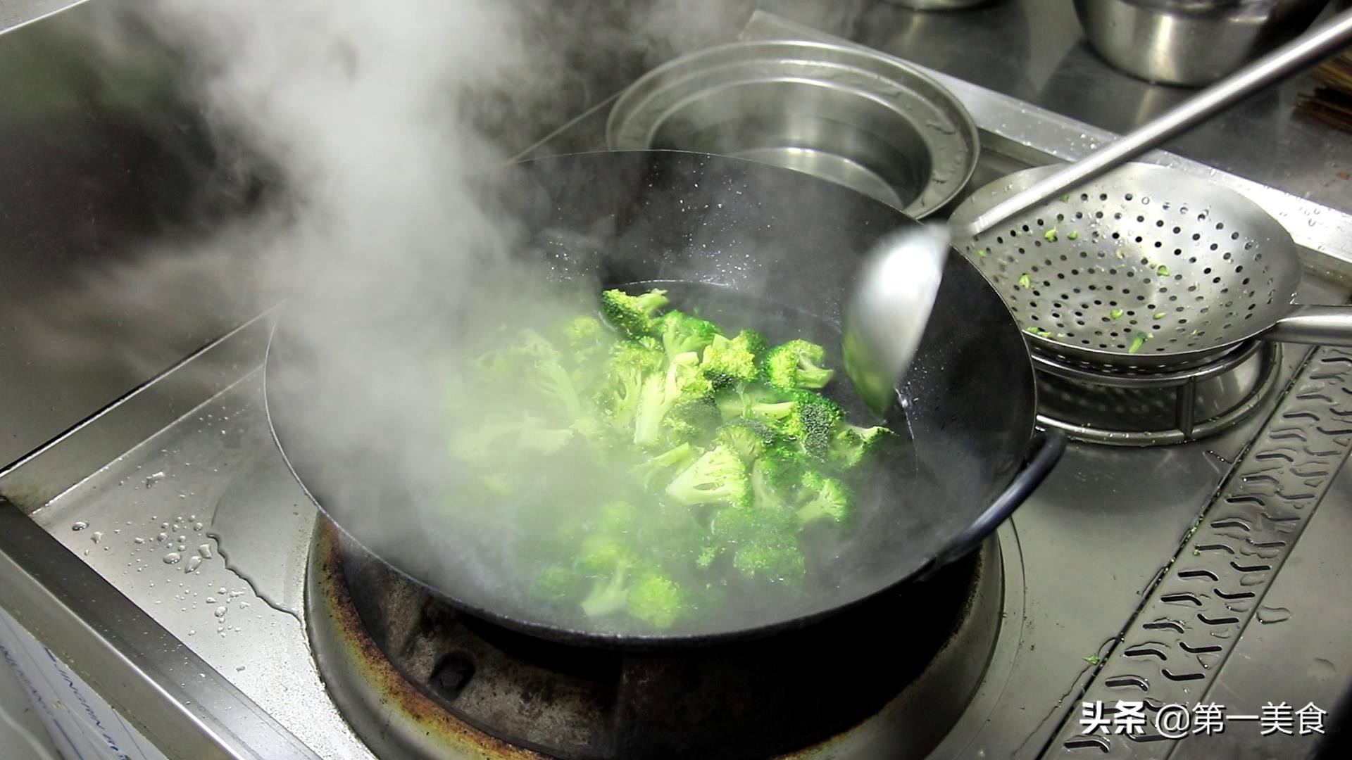 厨师长分享西兰花简单好吃的做法，颜色翠绿味道鲜，营养不流失