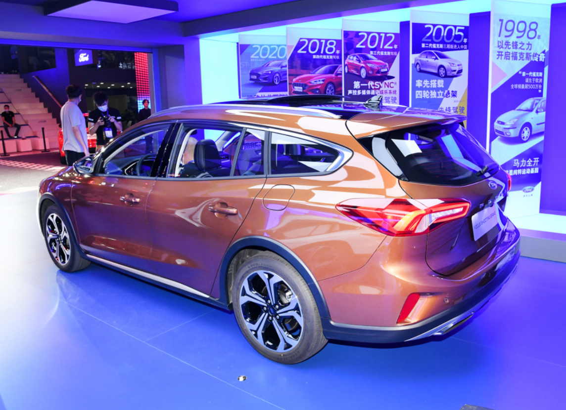 福克斯2021款猎装版，定位旅行跨界车，轴距2705mm