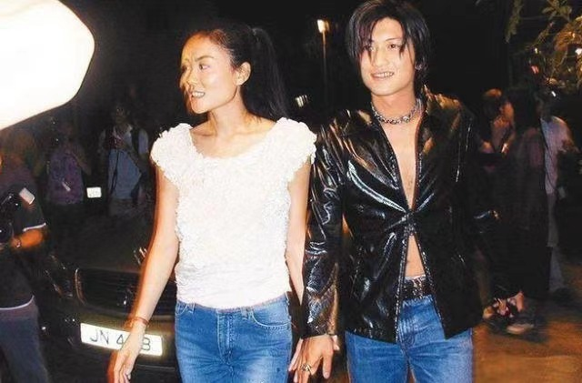 Wang Fei thanks thunderbolt sharp edge long-unseen with casing, emersion " the century pulls a hand " good sweetness, li Yapeng however conditions is dismal