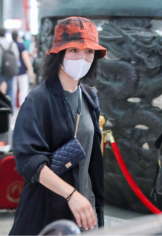 周迅一身出门遛弯装扮，衣服普通还宽松，真是不拿自己当女明星
