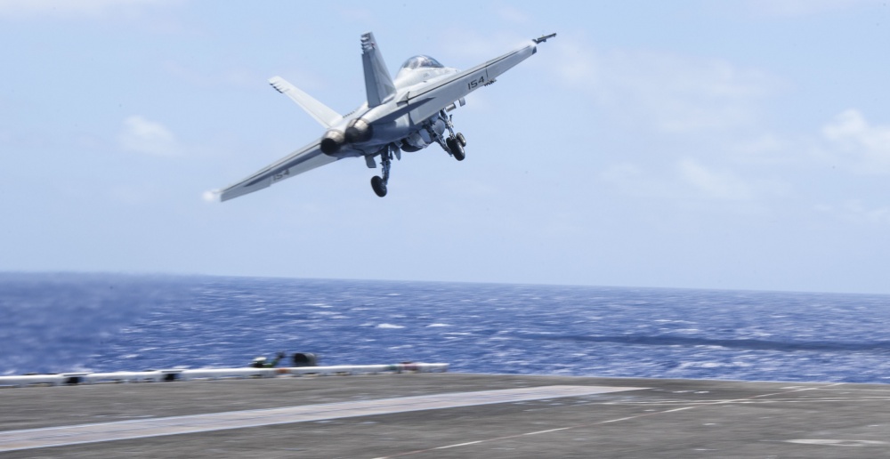 美军7艘航母同时行动，国产山东号悄然出港，战疫时刻敲响了警钟