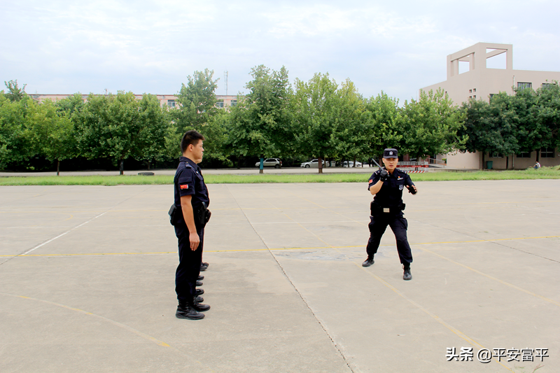 【警旗在一线飘扬】市公安局警训处督导检查富平警务实战教官教学法练兵比武活动