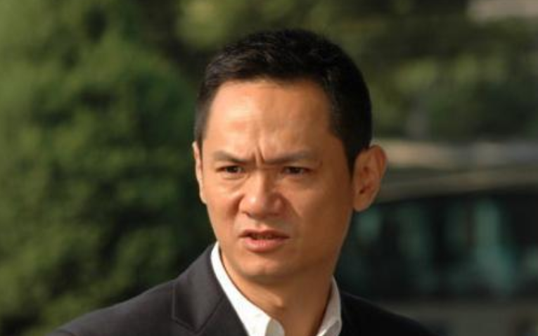 影帝果静林：母早逝，父不进取，妹低智，妻患癌没钱医治怀中去世