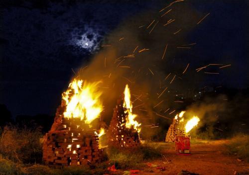 西周因“烽火戏诸侯”而亡？褒姒只是西周末年政治斗争的炮灰罢了