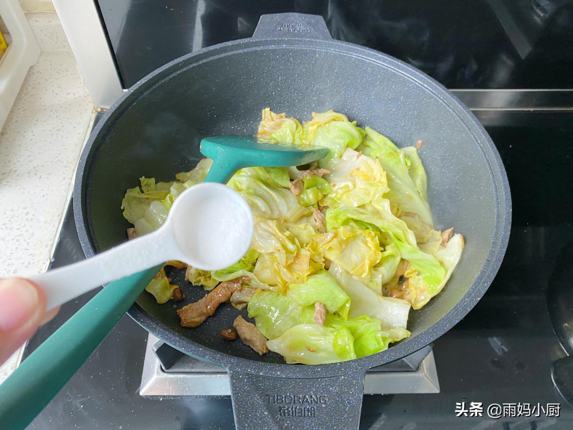 包菜炒肉最家常快手的做法，醬香美味又下飯，上桌一掃而光