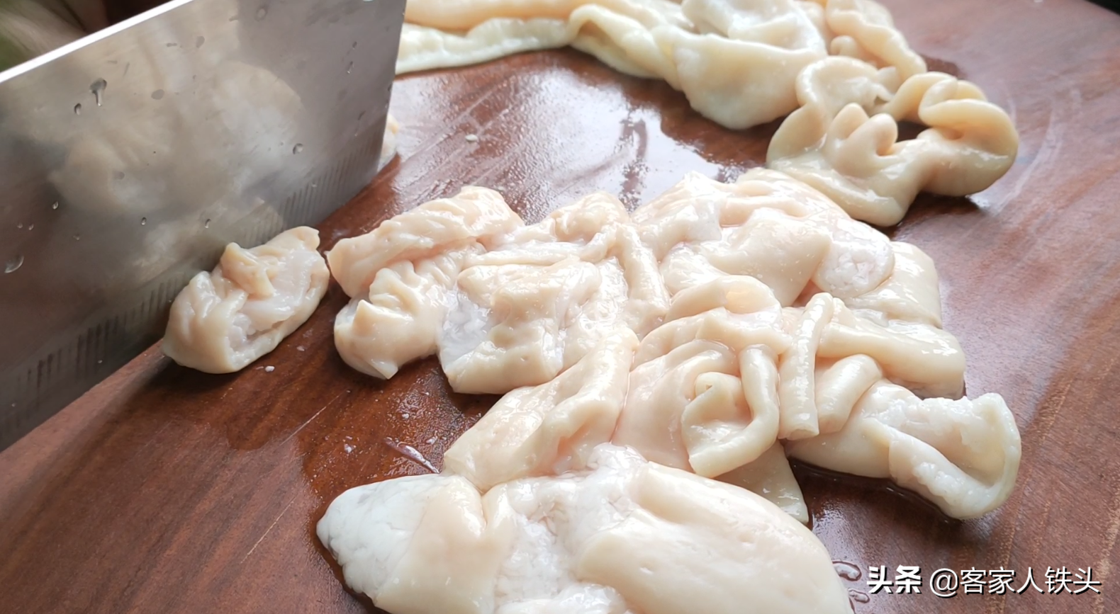 廣東人做肥腸確實好吃，掌握好3步，爽口不韌，孩子也越吃越愛吃