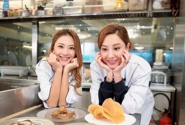 Jasper出席鄭希怡女兒生日會，手插兜有大哥範，男帥女美