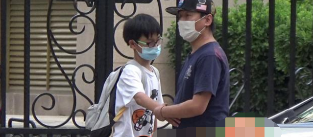 陈羽凡送儿子回前妻白百何家中，元宝个头超过爸爸肩膀，父子嬉笑