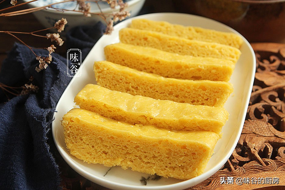 秋天给孩子吃此糕点，一搅一蒸就搞定，香甜又软糯，好吃不上火