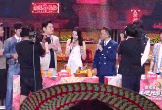 迪丽热巴直播中遇变态男求婚，汪涵及时救场，