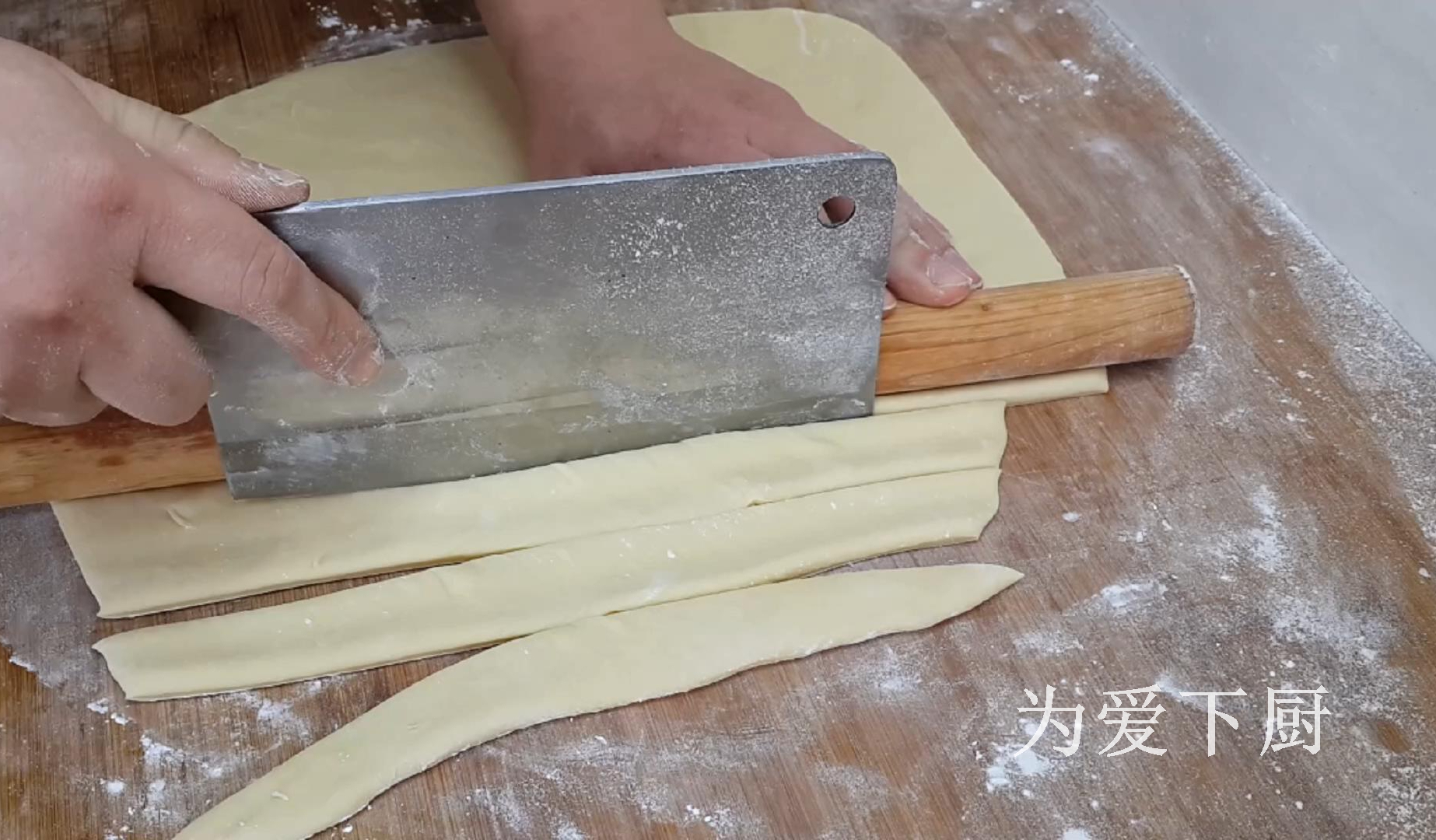 油條這做法才好吃，鍋裡炒一炒，個個焦脆香甜，出鍋全家人都愛吃