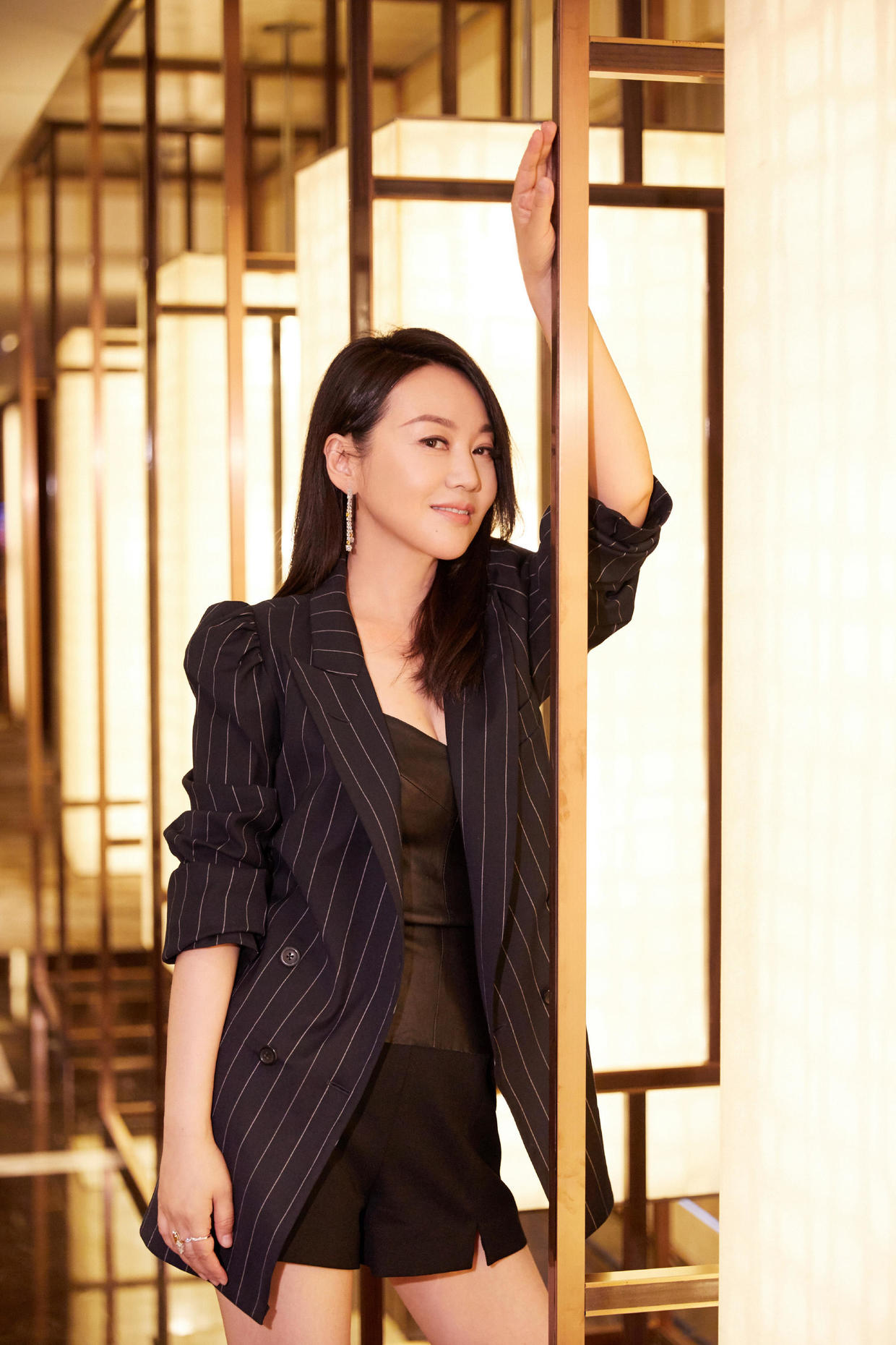 闫妮气场开挂，穿橘色上衣配黑色牛仔裤简约利