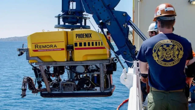 加拿大铁心亲美，却连遭美欺负，双方军舰对峙，加舰载机确认坠毁