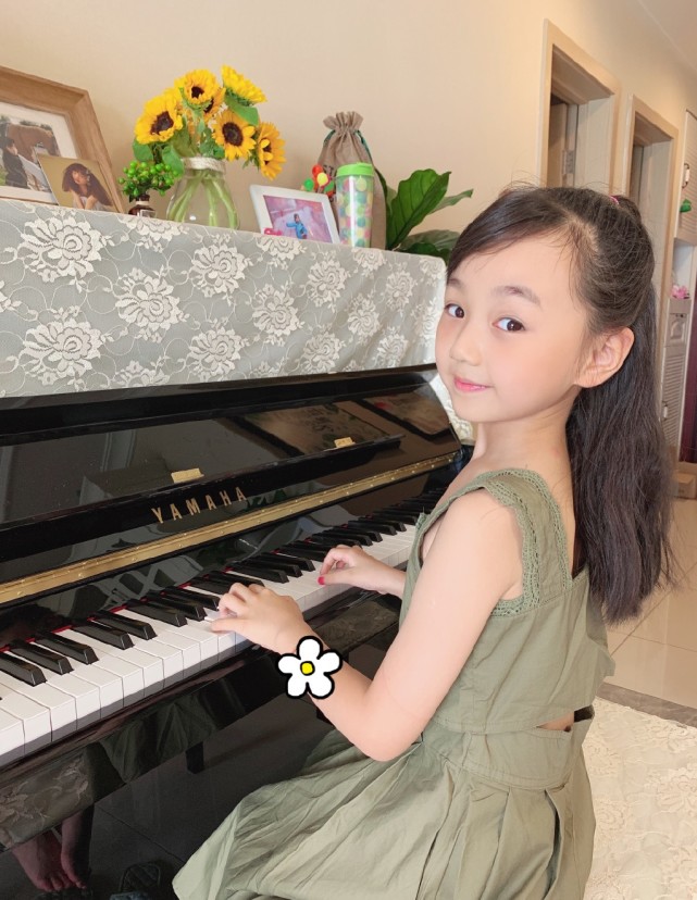 小山竹近照變化大，長高變瘦美到認不出了，打扮清新俏皮宛如仙女