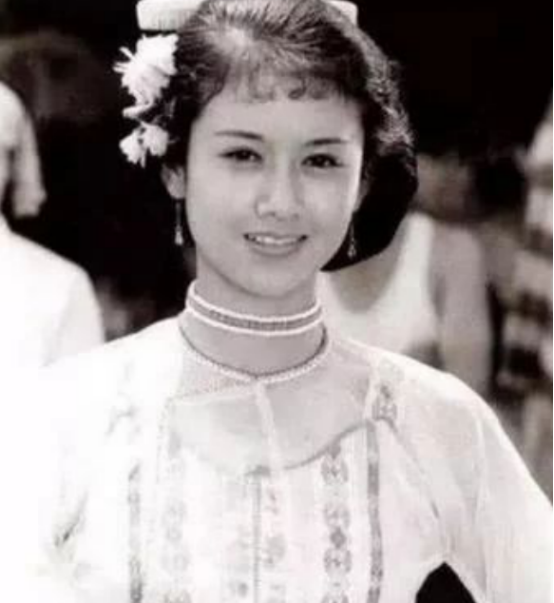 容貌出众，60岁却不生孩子的6位女星，杨丽萍为