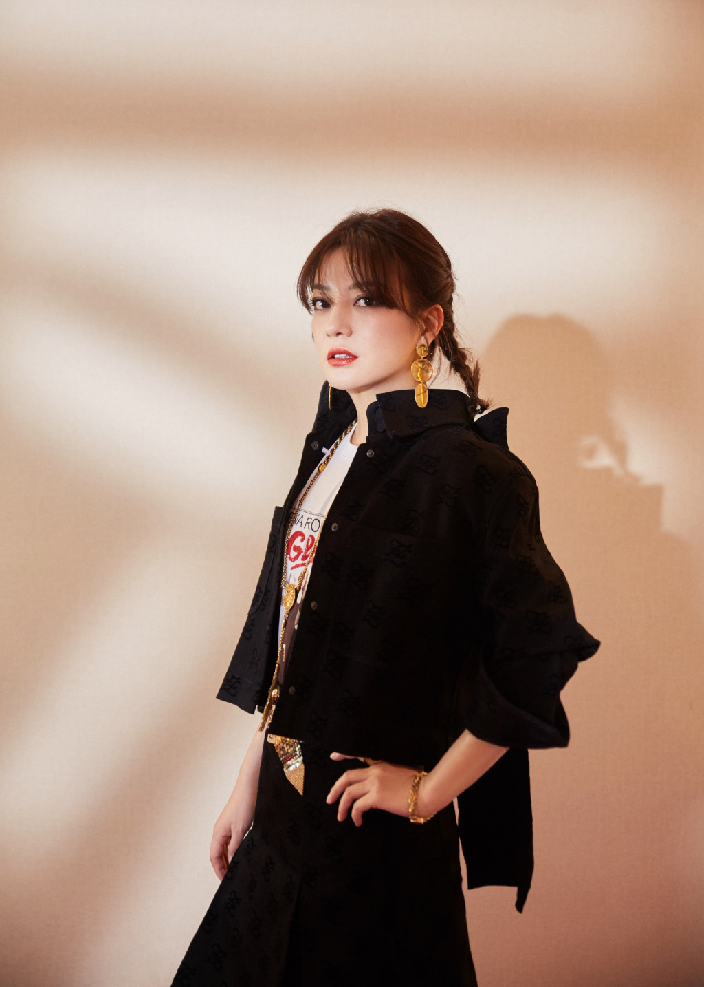 许鞍华导演久违出镜，赵薇晒庆生照为她祝福，两人疑似将有新作品