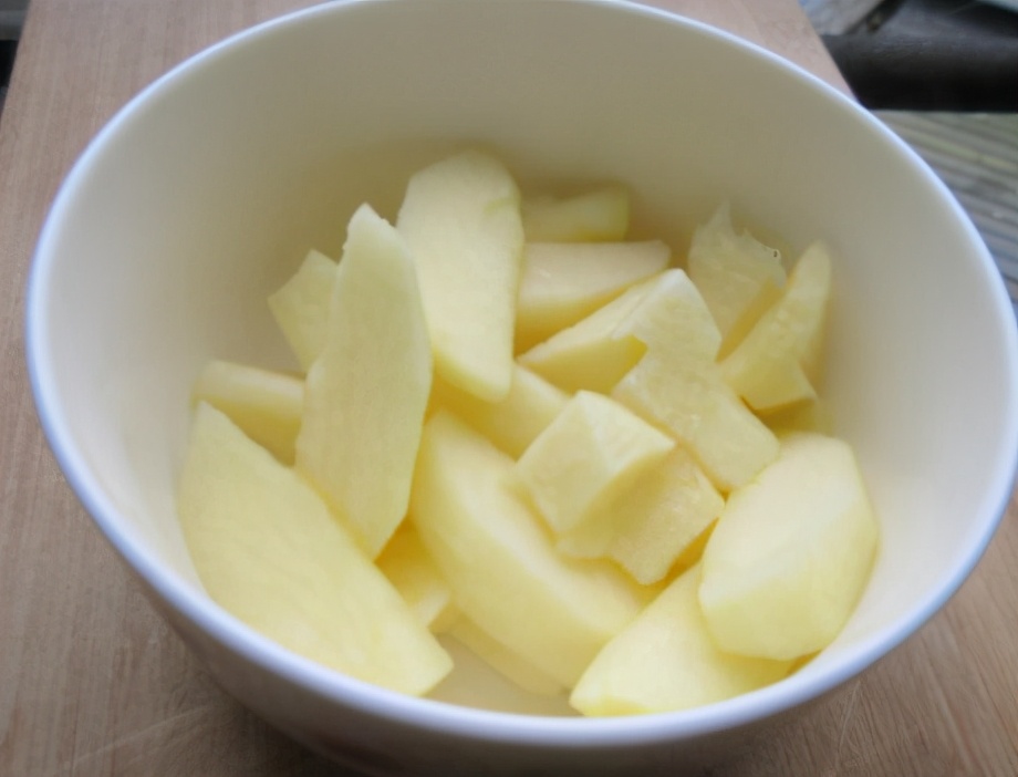 苹果生吃太凉了，用这个方法煮一锅，香甜爽口又滋补，冷天可多吃