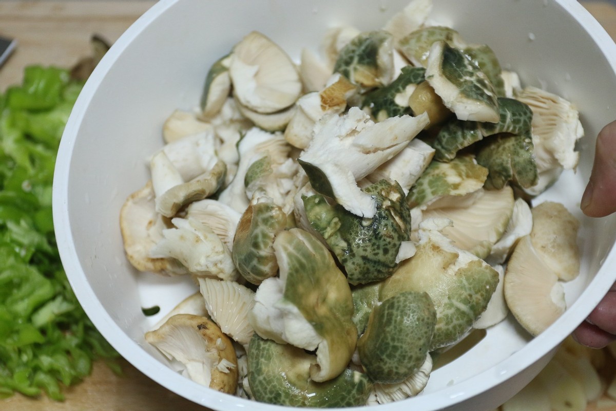 红伞伞遇上厚底锅 九阳晶钻，网友惊呼：不用躺板板