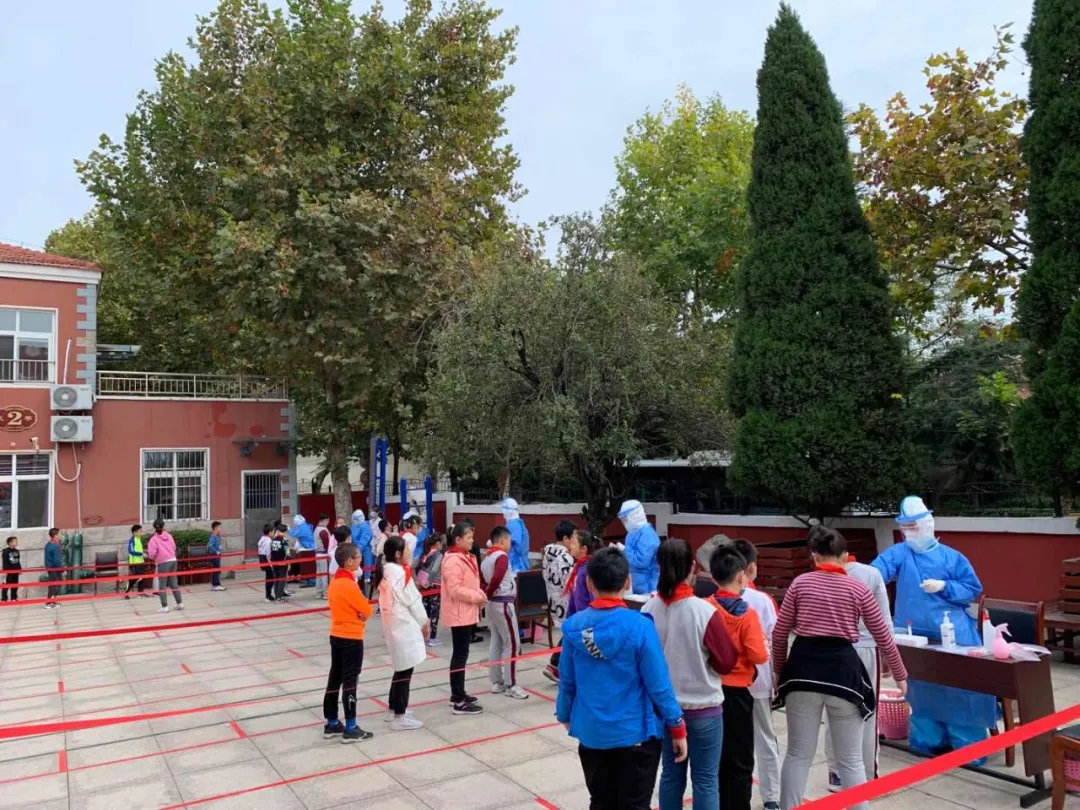 市口腔医院医护核酸采样进校园，筑牢市南区34所学校防护网