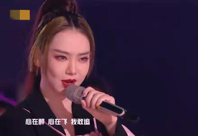 娜扎僵硬，张萌满脸油，戚薇从头丑到脚，这是“妖魔鬼怪”聚会？