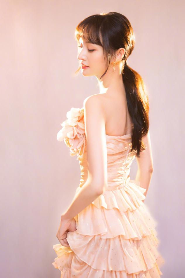 郑爽最新杂志造型曝出，穿抹胸裙配衬衫凹造型