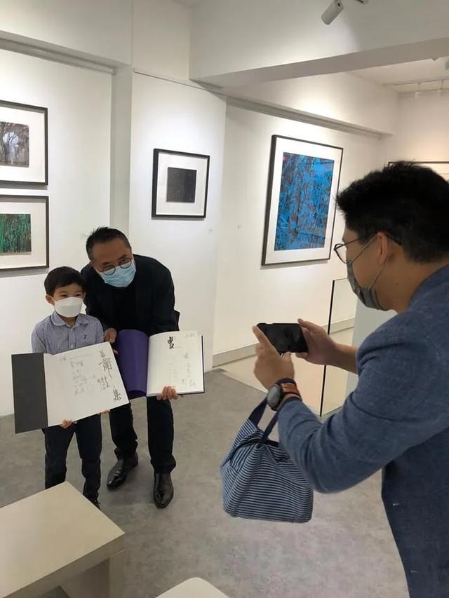 霍启刚抱6岁儿子看画展，父子互动超有爱，一个细节太接地气