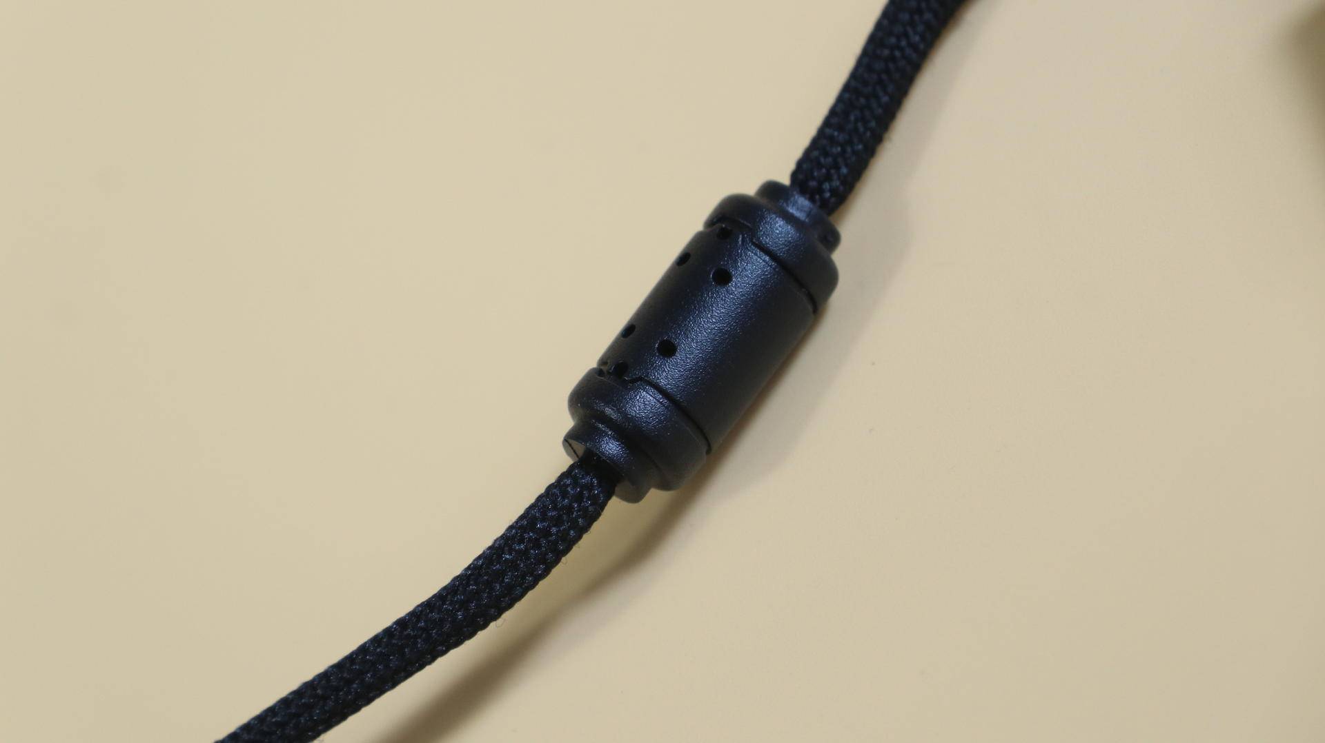 手感好，还很轻。体验达尔优牧马人EM910轻量化鼠标