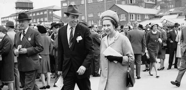 “唐顿庄园”的主人，英女王随叫随到的蓝颜知