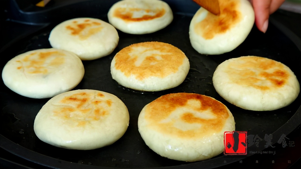 教你糯米芝麻小糖饼的做法，外酥里糯，馅料香甜，大人孩子都爱吃