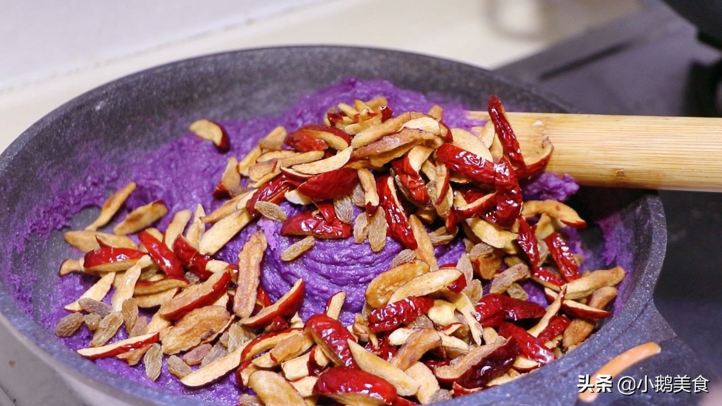 The family’s favorite purple sweet potato cake, sweet and gluten, the more chewy, the more fragrant, no oil and sugar, delicious and not afraid of fat