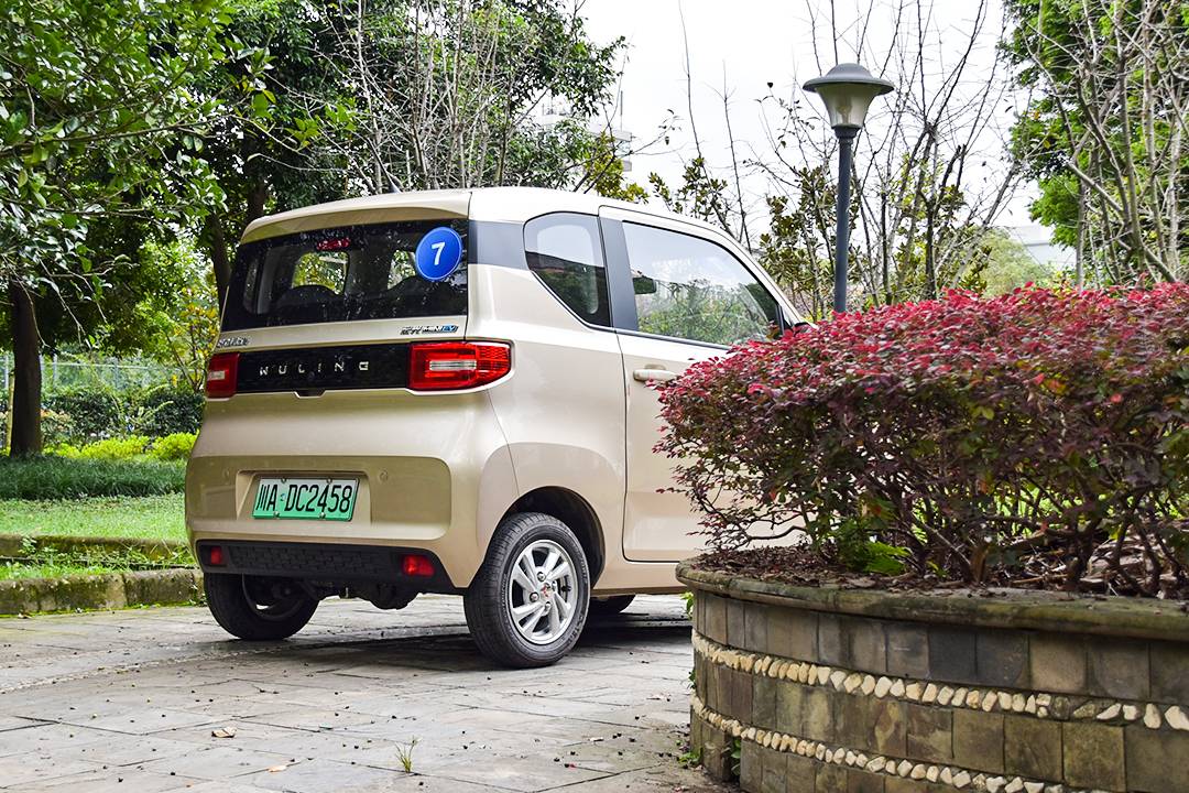 又一爆款诞生，买顶配不到四万，体验五菱宏光MINI EV