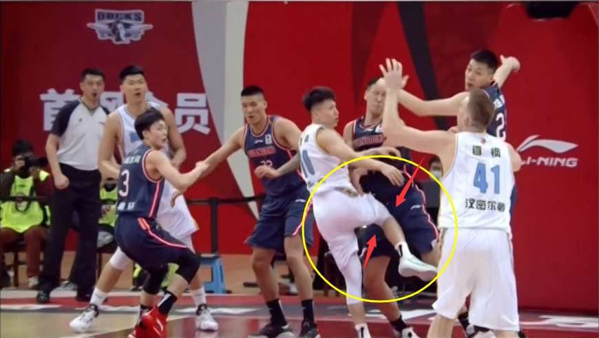 Du Feng is hurt repeatedly 2 will! Genu of Liu dawn Yu Fei carries Du Runwang crotch on the head, the judgment blows Guangdong to foul, he still is laughing