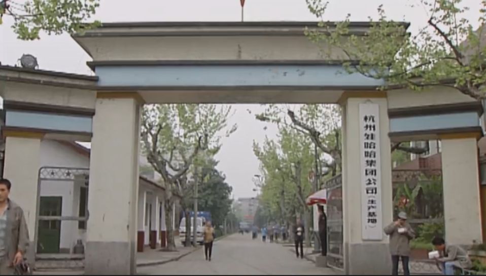 娃哈哈宗庆后：42岁创业，3次问鼎首富，76岁却二次创业，为啥？