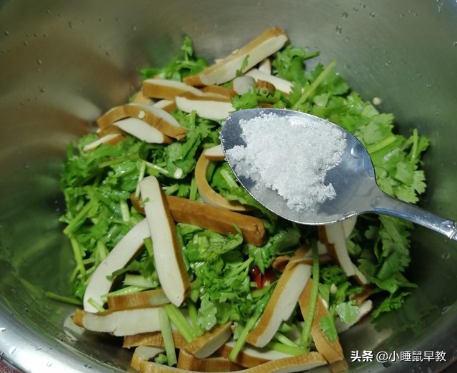 入秋后最适宜吃的开胃小菜，家常香菜拌豆干，简单好吃，爽口下饭