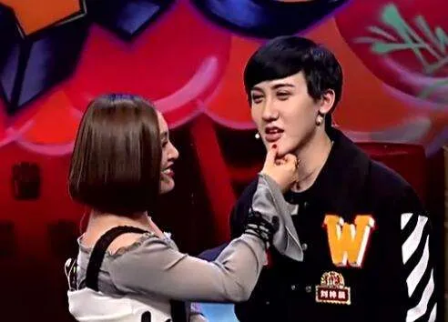 1500万抢人！周某出狱，30家网红公司蹲守签约：