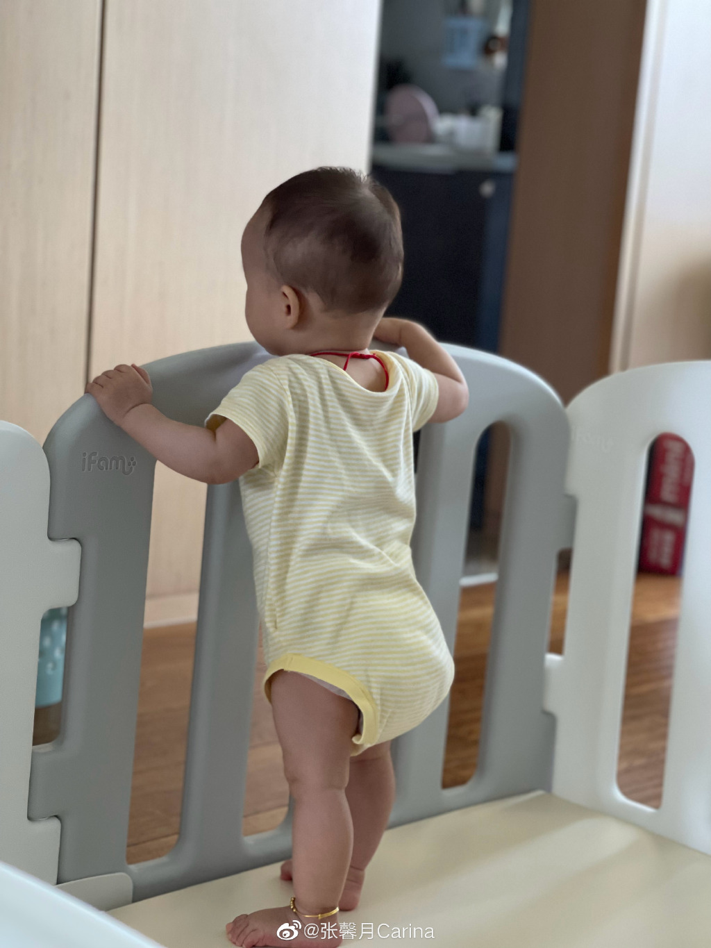 林峰老婆晒女儿萌照，10个月大“格格宝”自主干饭，模样超可爱
