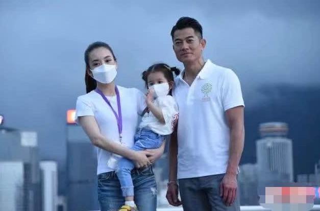 方媛晒两女儿萌照庆六一，姐姐比妹妹高半头，